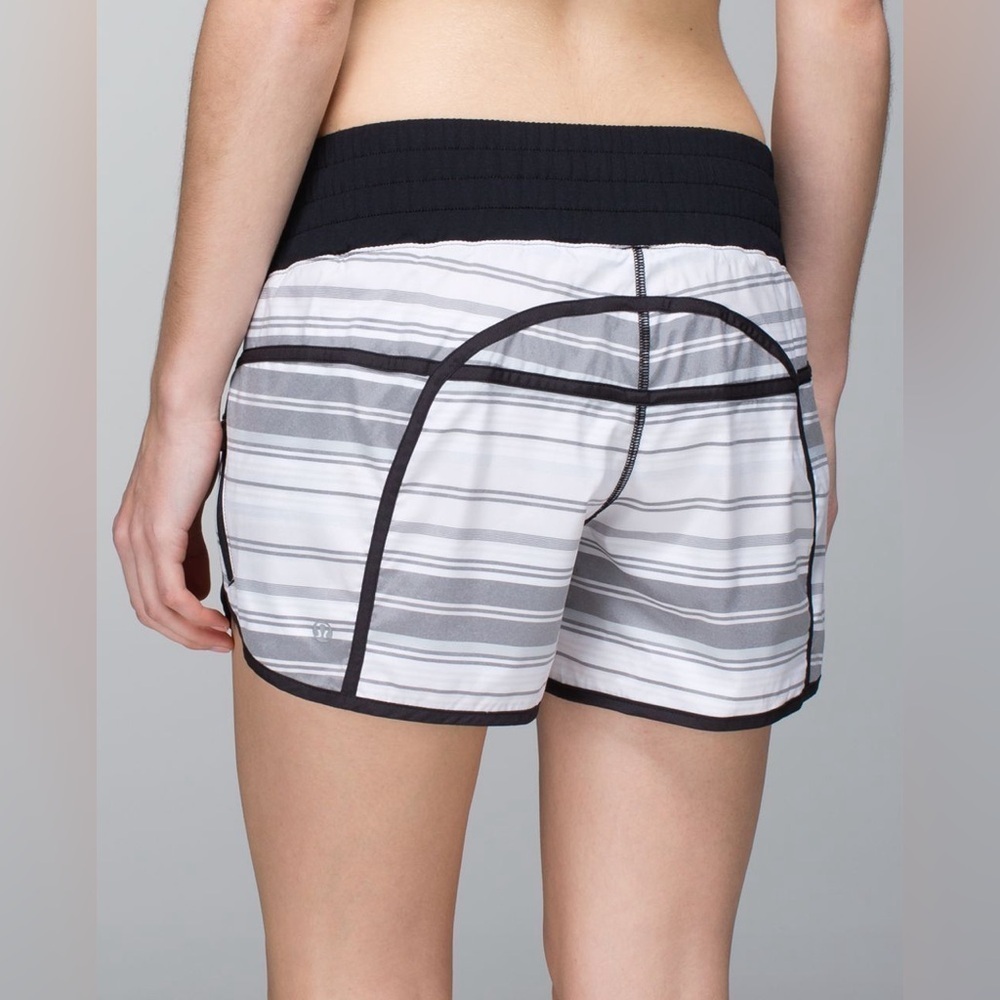 Lululemon Tracker Short  *2-way Stretch
Mini Groovy Stripe Dune Horizontal Black